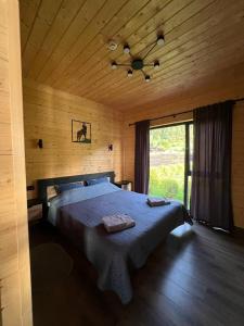 Un dormitorio con una cama y un ventilador de techo. en Котедж “Гуркало", en Korchin