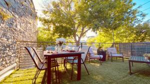 een terras met een tafel en stoelen op een balkon bij KingstonStays Spacious Historic Downtown Stableman's House Loft in Kingston
