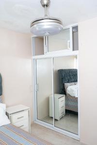 La GrúaにあるCasa familiar acogedora en zona residencialのベッドルーム(鏡付きのキャビネット、ベッド付)