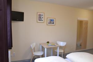 a room with a table and chairs and a tv at Villa Ephraim in Görlitz