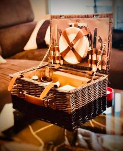 un cesto di vimini seduto sopra un tavolo di A Xanela do Salnés a Ribadumia