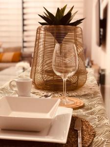 un tavolo con un piatto e un bicchiere da vino di A Xanela do Salnés a Ribadumia Altre 33 foto