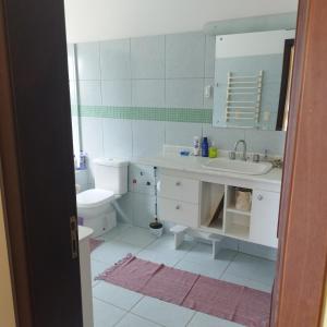 a white bathroom with a sink and a toilet at Casa Suíça família-luxo nr4 Suite master 5-pessoas in Pomerode +10 photos