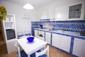 A kitchen or kitchenette at Appartamenti Bilo Sofi