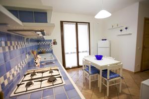 A kitchen or kitchenette at Appartamenti Bilo Sofi