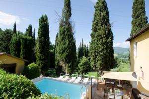 una villa con piscina e alberi di La Casa delle Farfalle a Chiusi