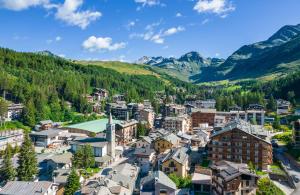 una vista aerea di una città in montagna di La casetta del cervo a Campodolcino
