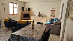 een woonkamer met een tafel en een bank bij Chez Fretz in Ribeauvillé