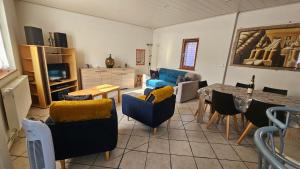 een woonkamer met een bank en een tafel bij Chez Fretz in Ribeauvillé