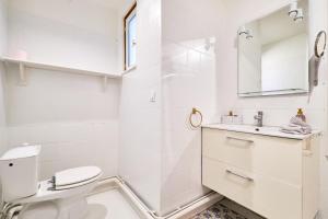 Ένα μπάνιο στο Magnifique Appartement dans le Centre-Ville de Reims, Proche de la Gare et des Commodités