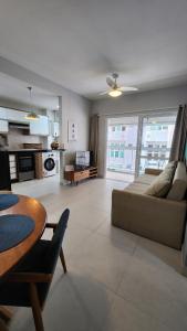 una sala de estar con un sofá y una mesa en Lazer completo no melhor do Gonzaga, cozinha top, Garagem, en Santos