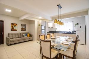 a dining room and kitchen with a table and chairs at JOA33 - 3 Dorm, Climatizado, Garagem in Balneário Camboriú