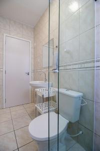 un bagno con un water e un lavandino di JOA33 - 3 Dorm, Climatizado, Garagem a Balneário Camboriú Altre 36 foto