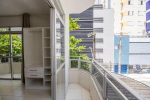 Camera con porta in vetro e balcone. di JOA33 - 3 Dorm, Climatizado, Garagem a Balneário Camboriú