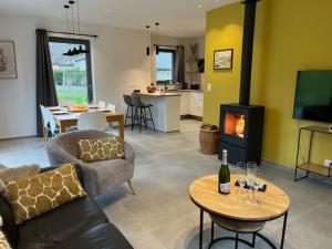 TV a/nebo společenská místnost v ubytování Les midis au vert - Le Pavillon - 5 personnes