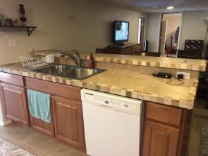 Η κουζίνα ή μικρή κουζίνα στο Beautiful private 2 bd 1 ba near campus