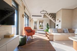 ein Wohnzimmer mit einer Couch und einem Sessel in der Unterkunft Taksim Lagirio Residence in Istanbul