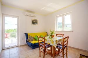 ストンにあるApartments Yellow Houseのテーブルとソファのあるダイニングルーム
