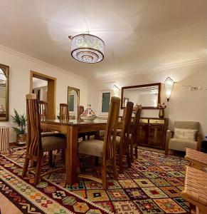 ヴィラ・ノヴァ・デ・ミルフォンテスにあるCasa Almira Vista Marのテーブルと椅子のあるダイニングルーム