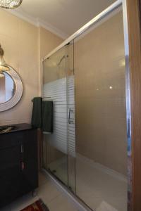 ヴィラ・ノヴァ・デ・ミルフォンテスにあるCasa Almira Vista Marの浴室のガラス扉付きシャワー +16枚の写真