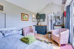 ครัวหรือมุมครัวของ Charming Self Contained Garden Studio Upperbeeding +5 ภาพ