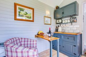 ครัวหรือมุมครัวของ Charming Self Contained Garden Studio Upperbeeding