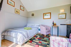 เตียงในห้องที่ Charming Self Contained Garden Studio Upperbeeding