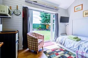 เตียงในห้องที่ Charming Self Contained Garden Studio Upperbeeding