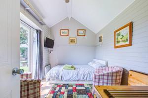 เตียงในห้องที่ Charming Self Contained Garden Studio Upperbeeding