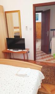 Televízia a/alebo spoločenská miestnosť v ubytovaní Apartments Sunset