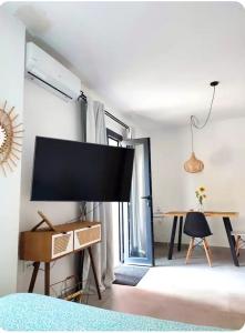 TV a/nebo společenská místnost v ubytování Estudio Alamillo 1