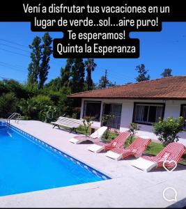 Un grupo de sillas junto a una piscina. en Casa Quinta con pileta Tortuguitas Bs As, en Manuel Alberti
