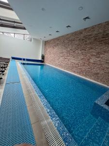 einen Pool in einem Gebäude mit Ziegelwand in der Unterkunft Bansko Aspen Relax & Chill in Bansko