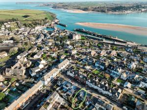 een luchtzicht op een stad naast het water bij Skylark House Padstow Stylish Victorian Townhouse with Private Sauna in Padstow