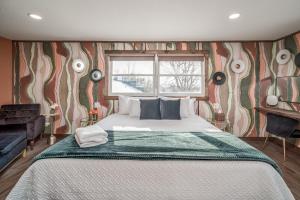 a bedroom with a large bed and a window at Boutique Hotel King, Queen & Kitchen Suites Easy Drive to Downtown in Prescott +96 photos
