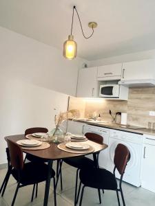 Kuchyň nebo kuchyňský kout v ubytování Joli appartement lumineux et calme