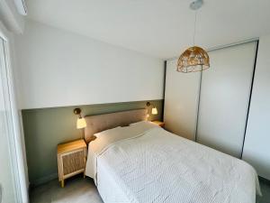 Postel nebo postele na pokoji v ubytování Joli appartement lumineux et calme