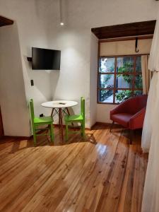 TV a/nebo společenská místnost v ubytování Hostal Suite Le Fabrique