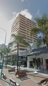 a group of benches in front of a building at Edificio céntrico en el Este, Torre Gorlero in Punta del Este
