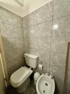 un piccolo bagno con un water e un lavandino di Departamento de dos ambientes en plaza Colon a Mar del Plata