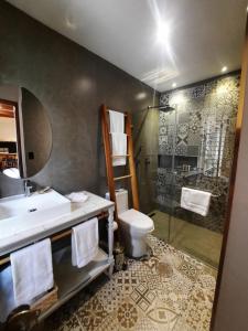 Koupelna v ubytování Hostal Suite Le Fabrique + 37 fotografií