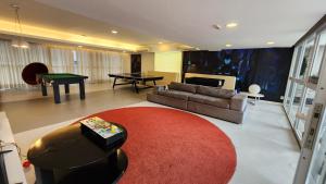 una sala de estar con un sofá y una mesa en Lazer completo no melhor do Gonzaga, cozinha top, Garagem, en Santos