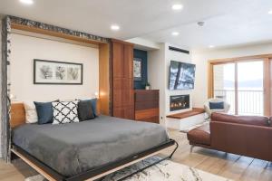 Gallery image of NEW Romantic LakeView Studio Beach Pool Modern in McCall