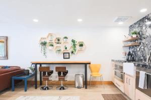 Gallery image of NEW Romantic LakeView Studio Beach Pool Modern in McCall