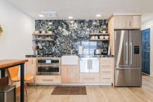 Gallery image of NEW Romantic LakeView Studio Beach Pool Modern in McCall +25 photos