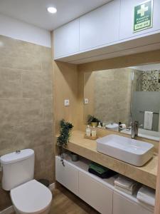 une salle de bain avec des toilettes blanches et un lavabo dans l'établissement Apartamento Victoria, à Vilamoura 33 autres photos