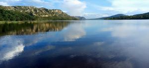 a large body of water with mountains in the background at Casas da Paty in Santana do Riacho