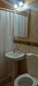 Koupelna v ubytování Hostel El Chinchero + 17 fotografií