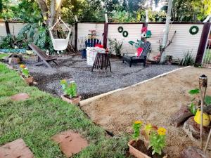 a garden with a swing and a bench and some plants at Casa Quinta Kuñataí in Asuncion