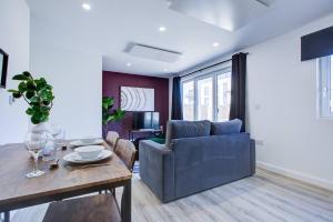 Χώρος καθιστικού στο 2bed 2bath In - Next To Station For 6 Free Parking
